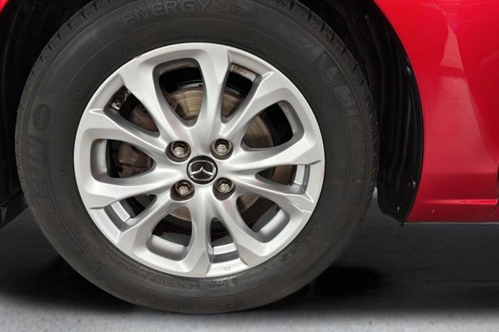 Rød Mazda 2 fra 2019