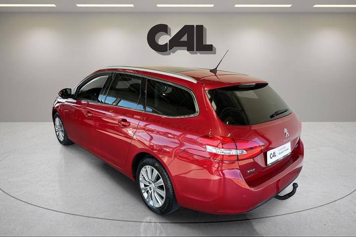 Rød Peugeot 308 fra 2017