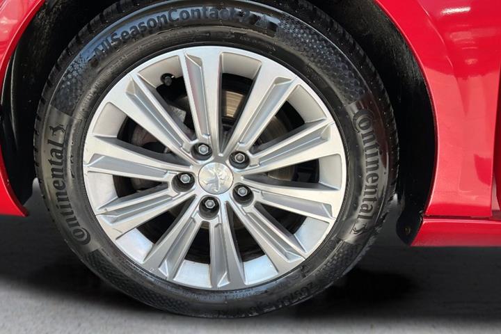 Rød Peugeot 308 fra 2017