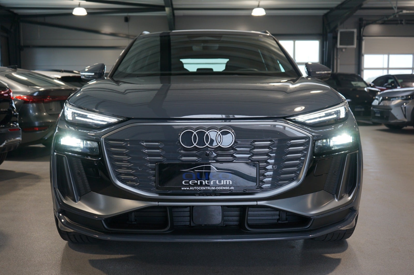 Grå Audi Q6 e-tron fra 2025