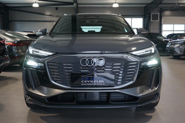 Grå Audi Q6 e-tron fra 2025