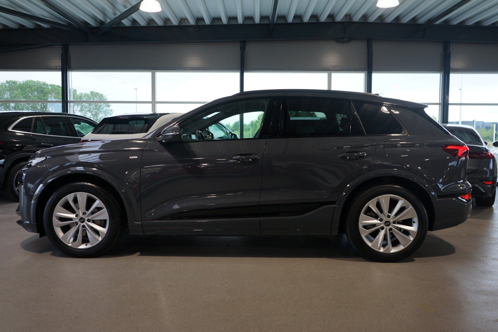 Grå Audi Q6 e-tron fra 2025