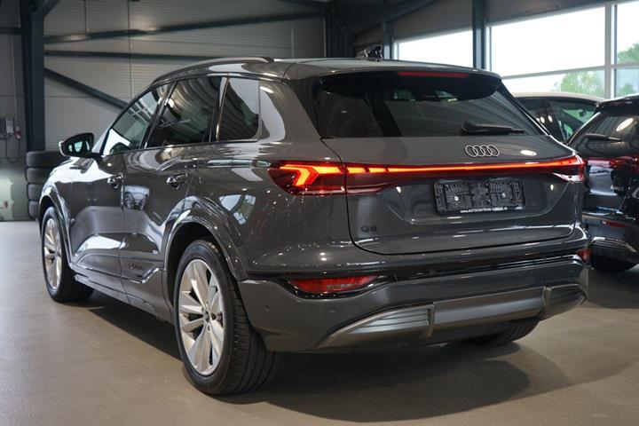 Grå Audi Q6 e-tron fra 2025