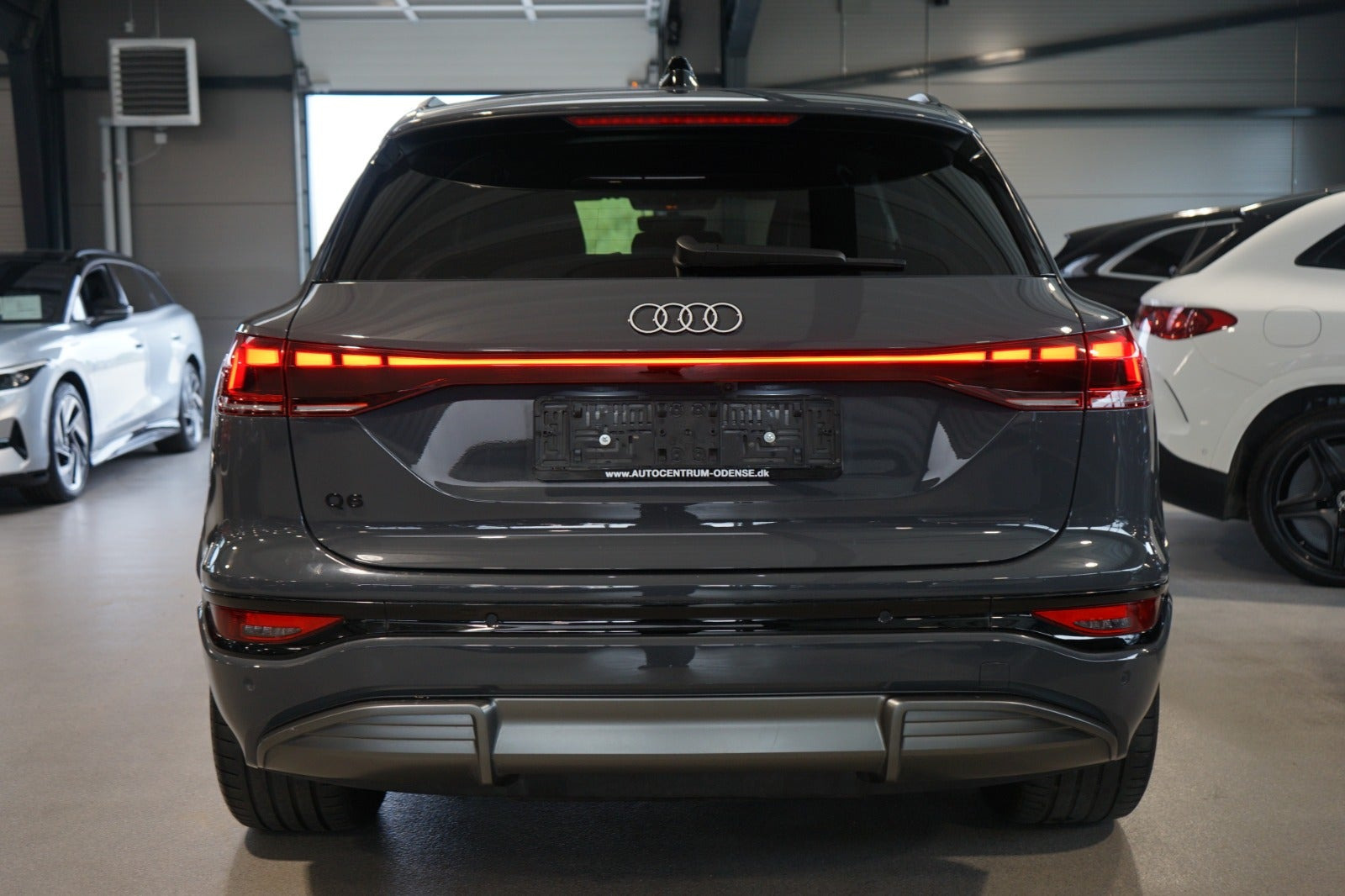 Grå Audi Q6 e-tron fra 2025