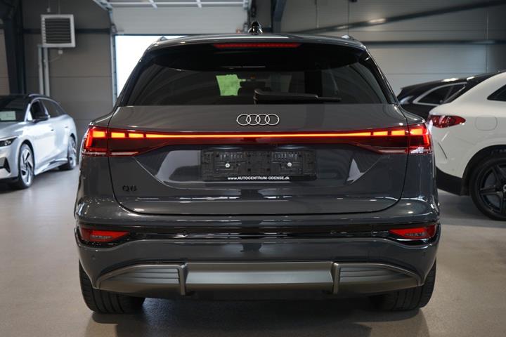 Grå Audi Q6 e-tron fra 2025