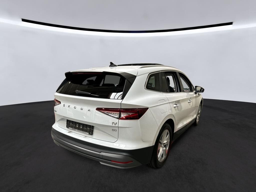 Hvid Skoda Enyaq fra 2022