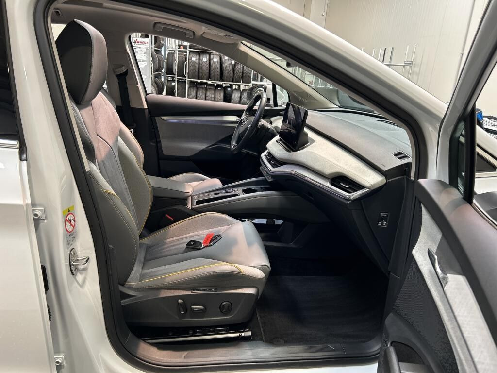Hvid Skoda Enyaq fra 2022