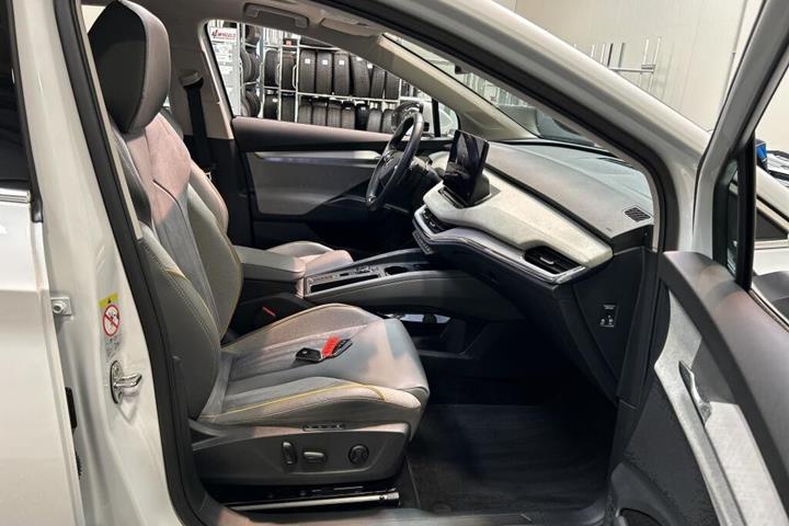 Hvid Skoda Enyaq fra 2022