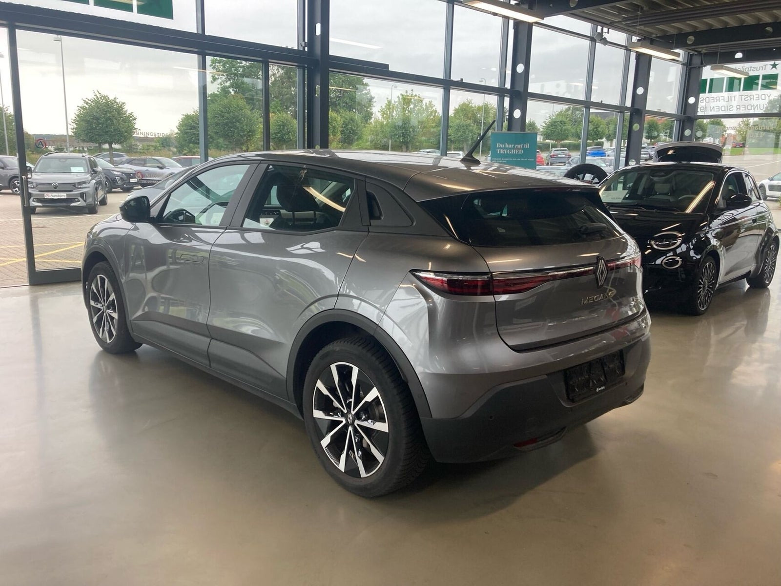 Grå Renault Megane E-Tech fra 2023