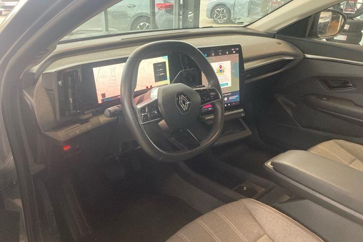 Grå Renault Megane E-Tech fra 2023