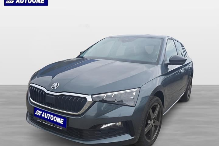 Grå Skoda Scala fra 2021 set udefra