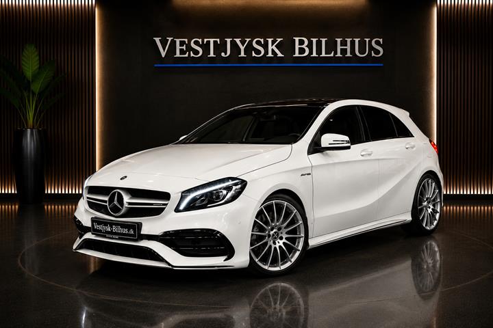 Hvid Mercedes A45 fra 2016 set udefra