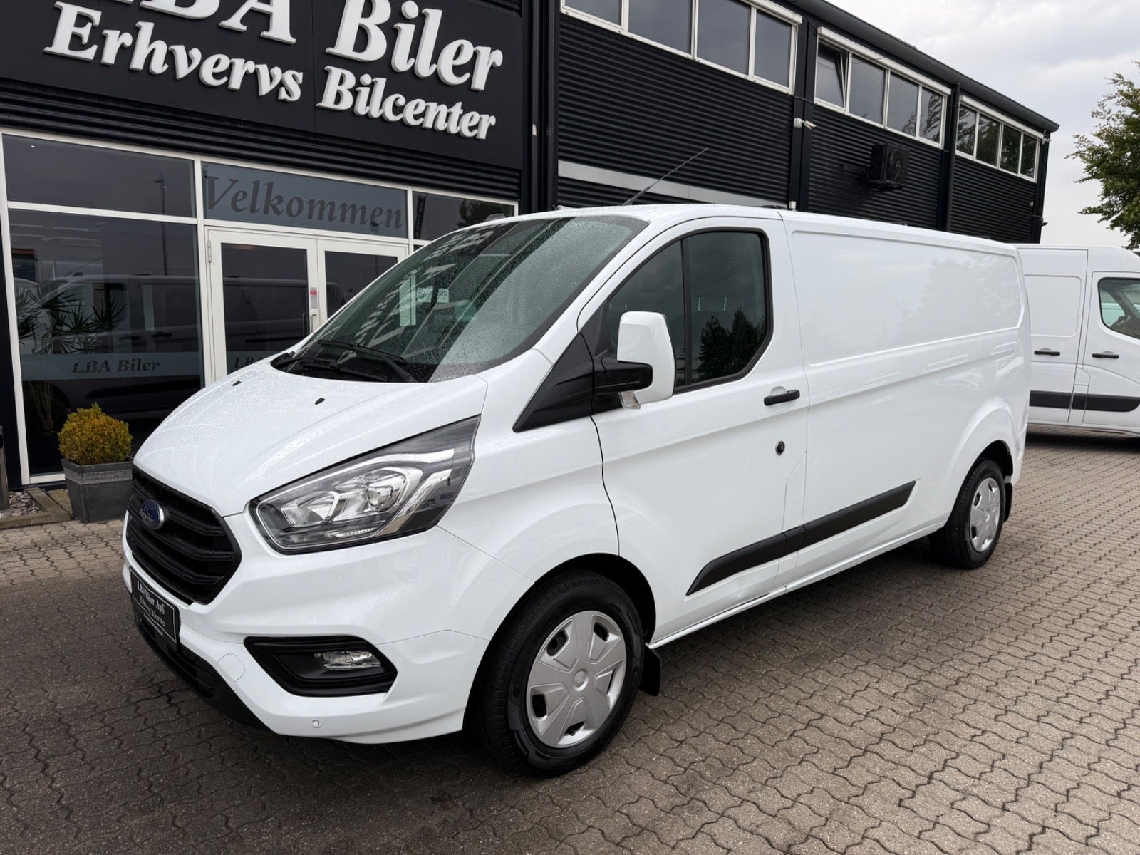 Hvid Ford Transit Custom 300 L2 fra 2023 set udefra