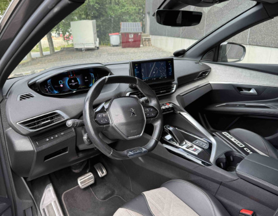Grå Peugeot 3008 fra 2021