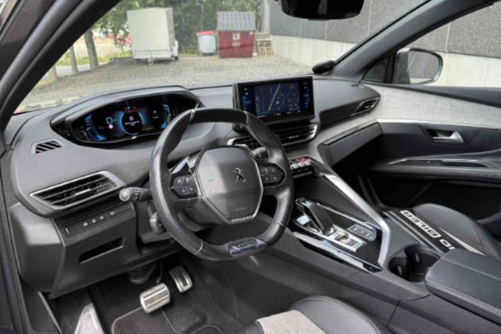 Grå Peugeot 3008 fra 2021