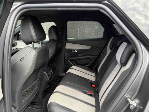 Grå Peugeot 3008 fra 2021