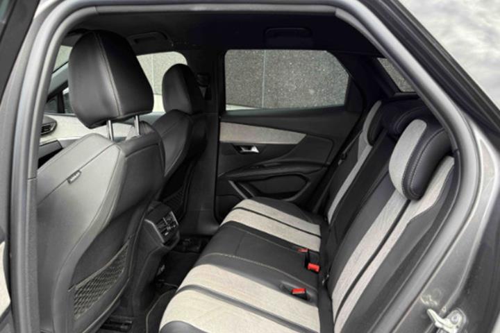 Grå Peugeot 3008 fra 2021