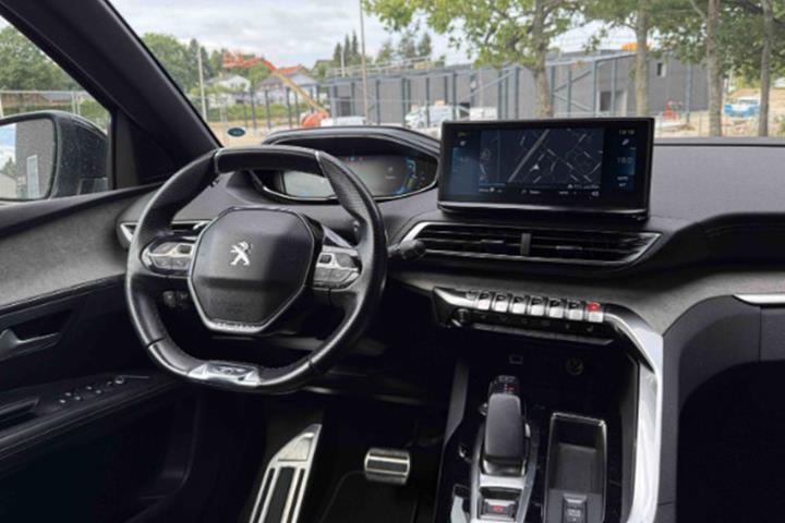 Grå Peugeot 3008 fra 2021