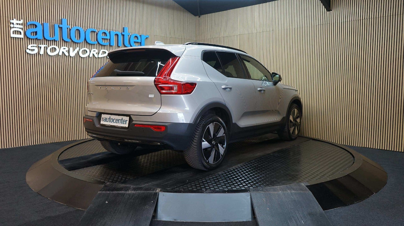 Sølv Volvo EX40 fra 2024