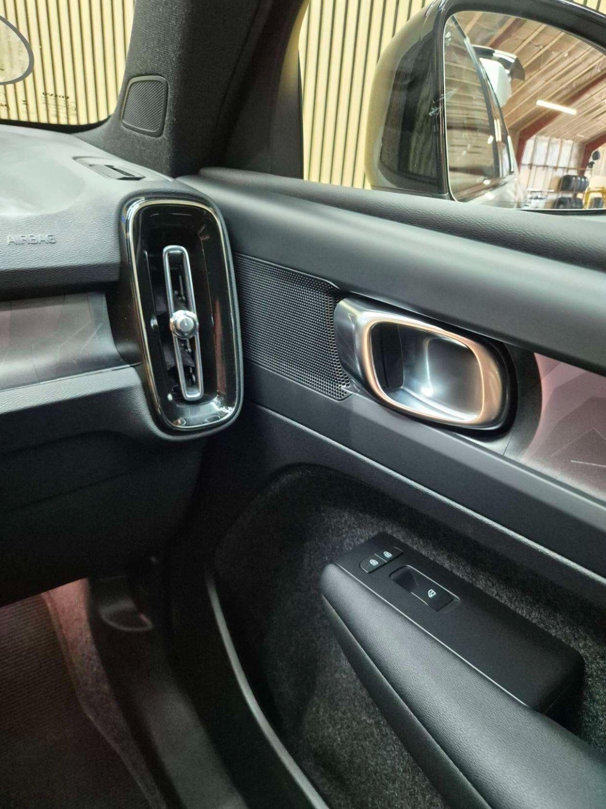 Sølv Volvo EX40 fra 2024