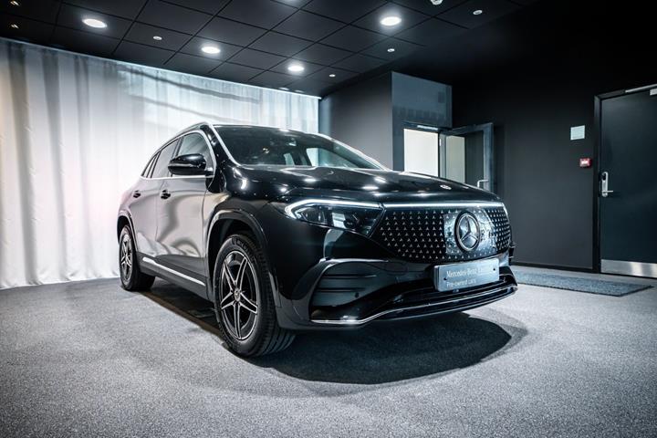 Sort Mercedes EQA350 fra 2025 set udefra