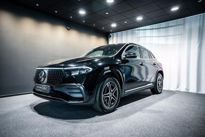 Sort Mercedes EQA350 fra 2025 set udefra