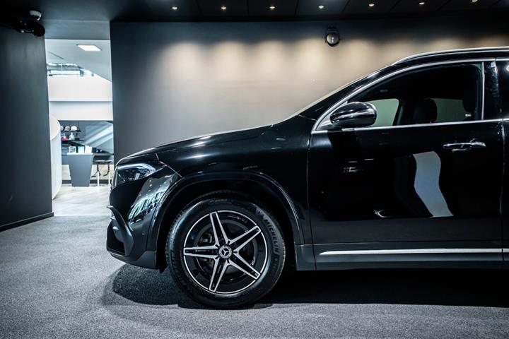 Sort Mercedes EQA350 fra 2025