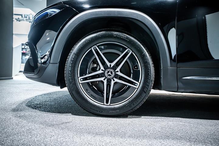 Sort Mercedes EQB250+ fra 2025