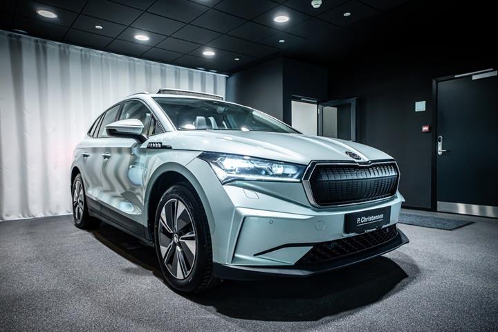 Grøn Skoda Enyaq fra 2023 set udefra