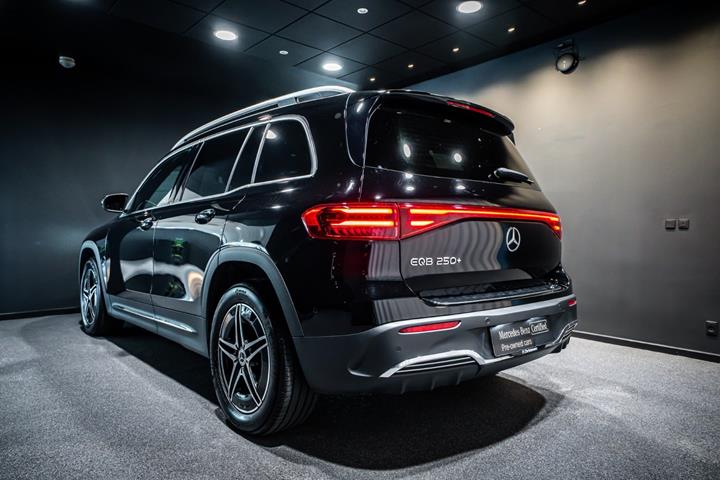 Sort Mercedes EQB250+ fra 2025
