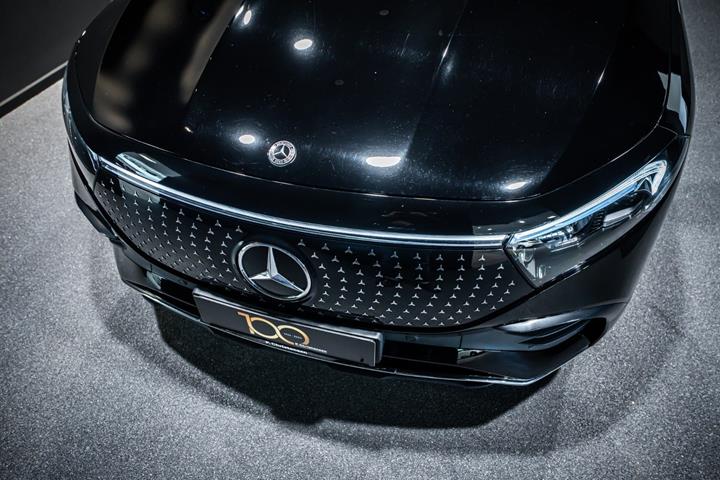 Sort Mercedes EQB250+ fra 2025