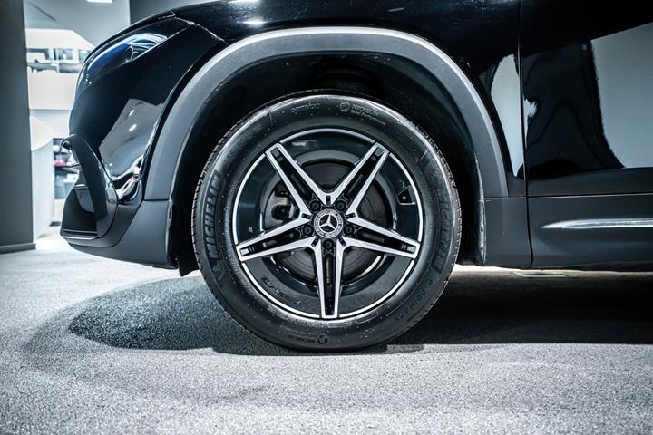 Sort Mercedes EQB250+ fra 2025