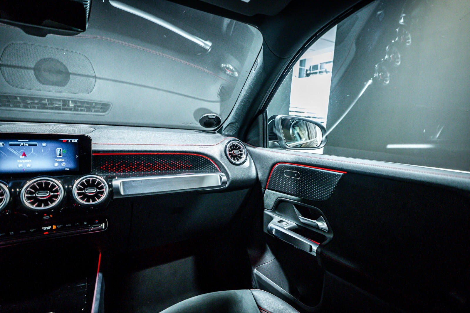 Sort Mercedes EQB250+ fra 2025