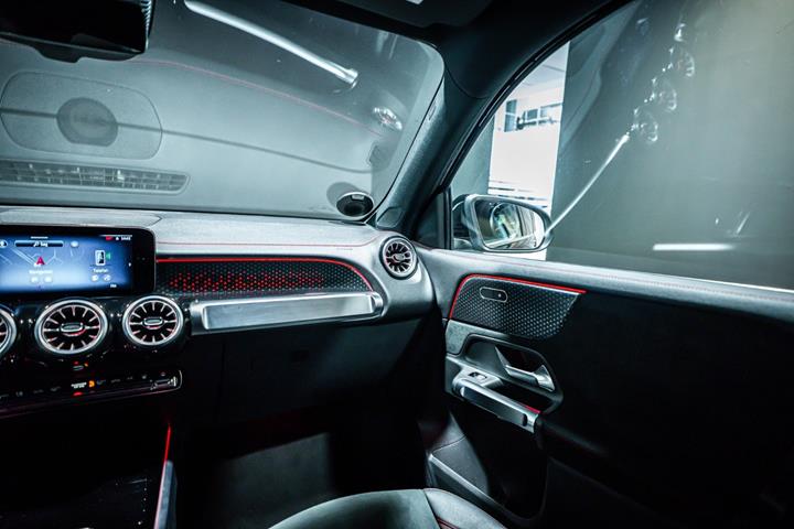 Sort Mercedes EQB250+ fra 2025