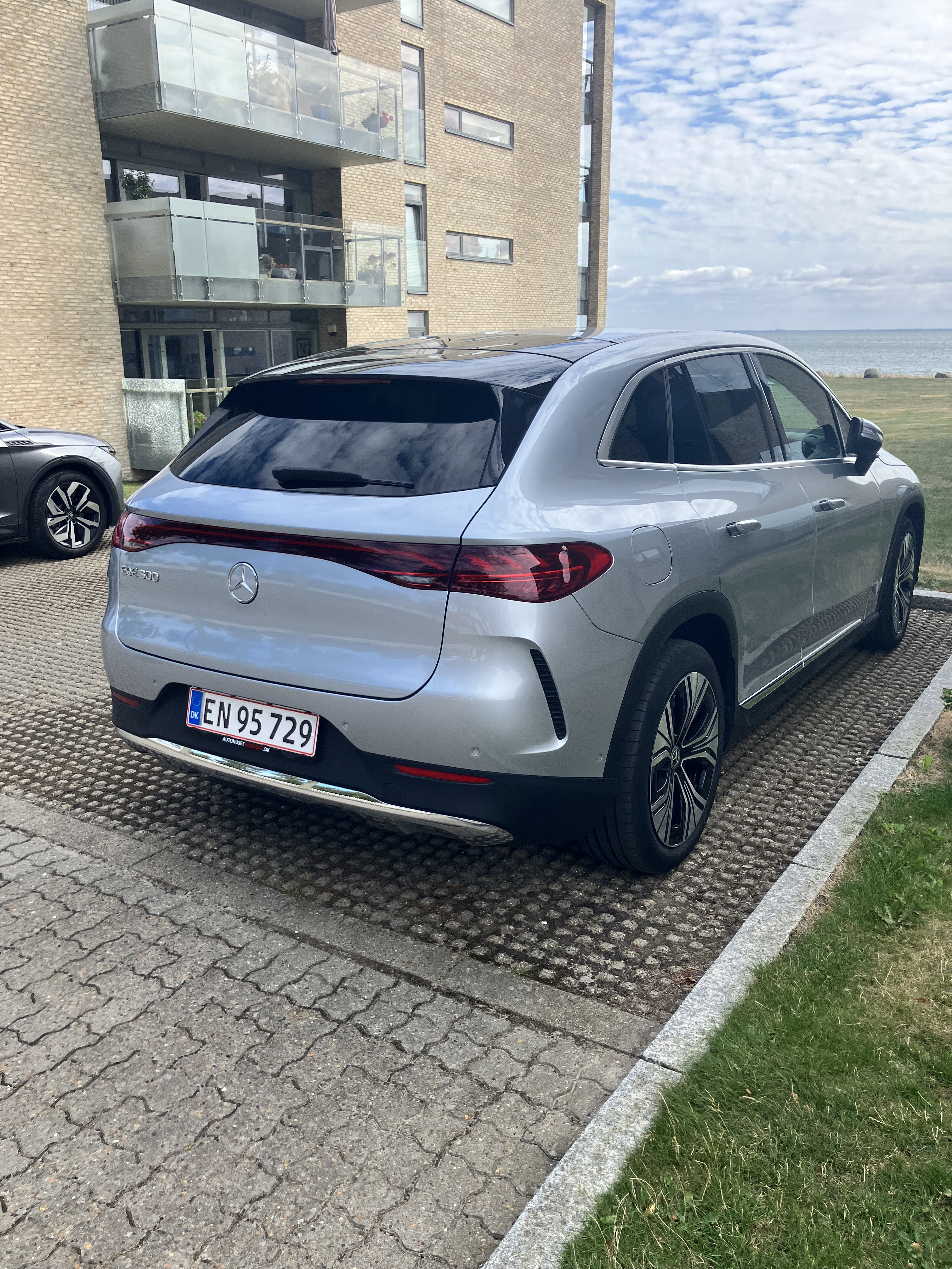 Sølv Mercedes EQE300 SUV fra 2024