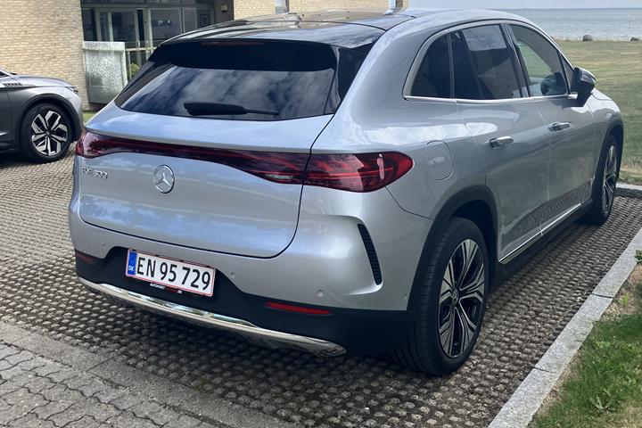 Sølv Mercedes EQE300 SUV fra 2024