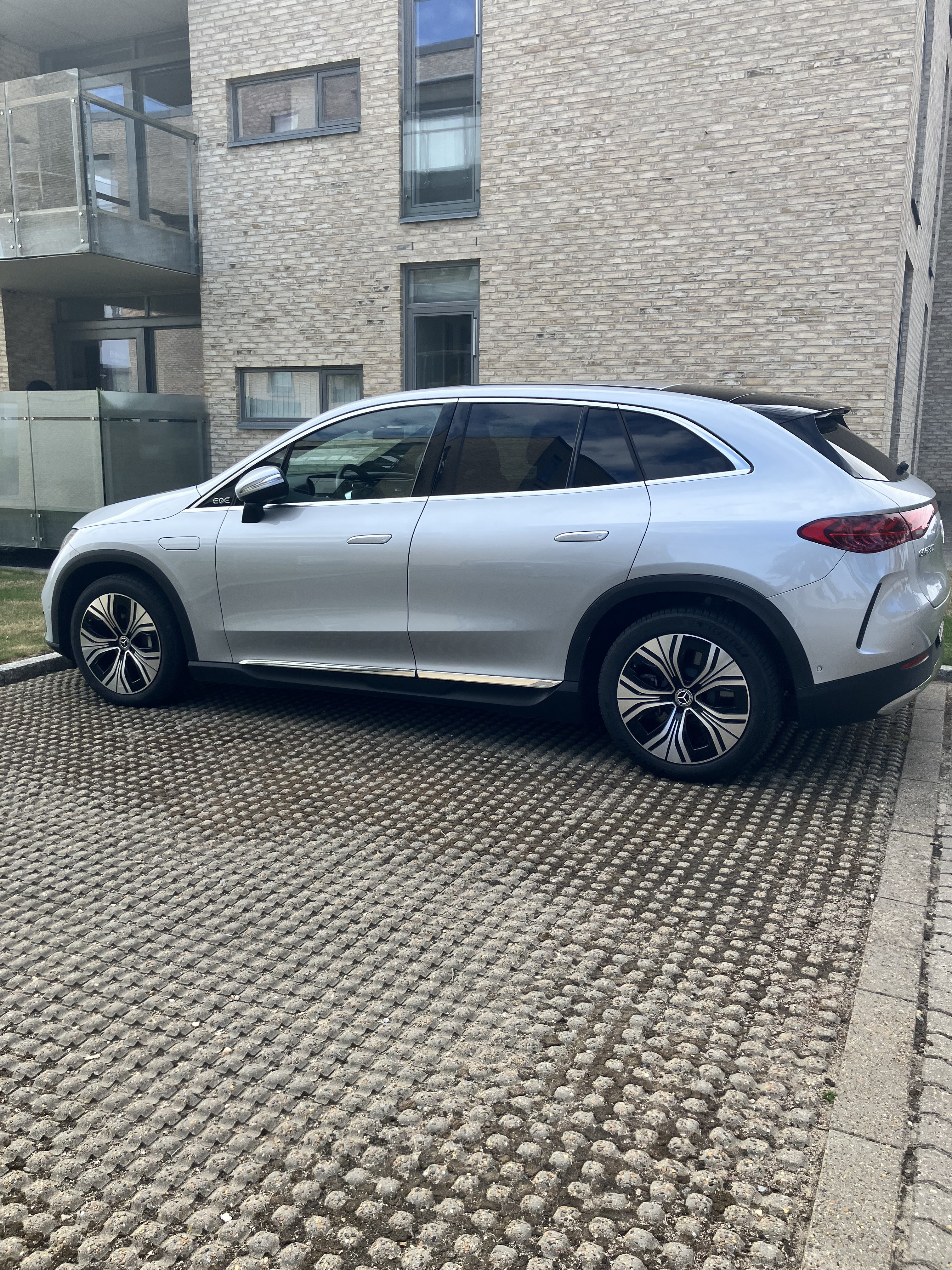 Sølv Mercedes EQE300 SUV fra 2024