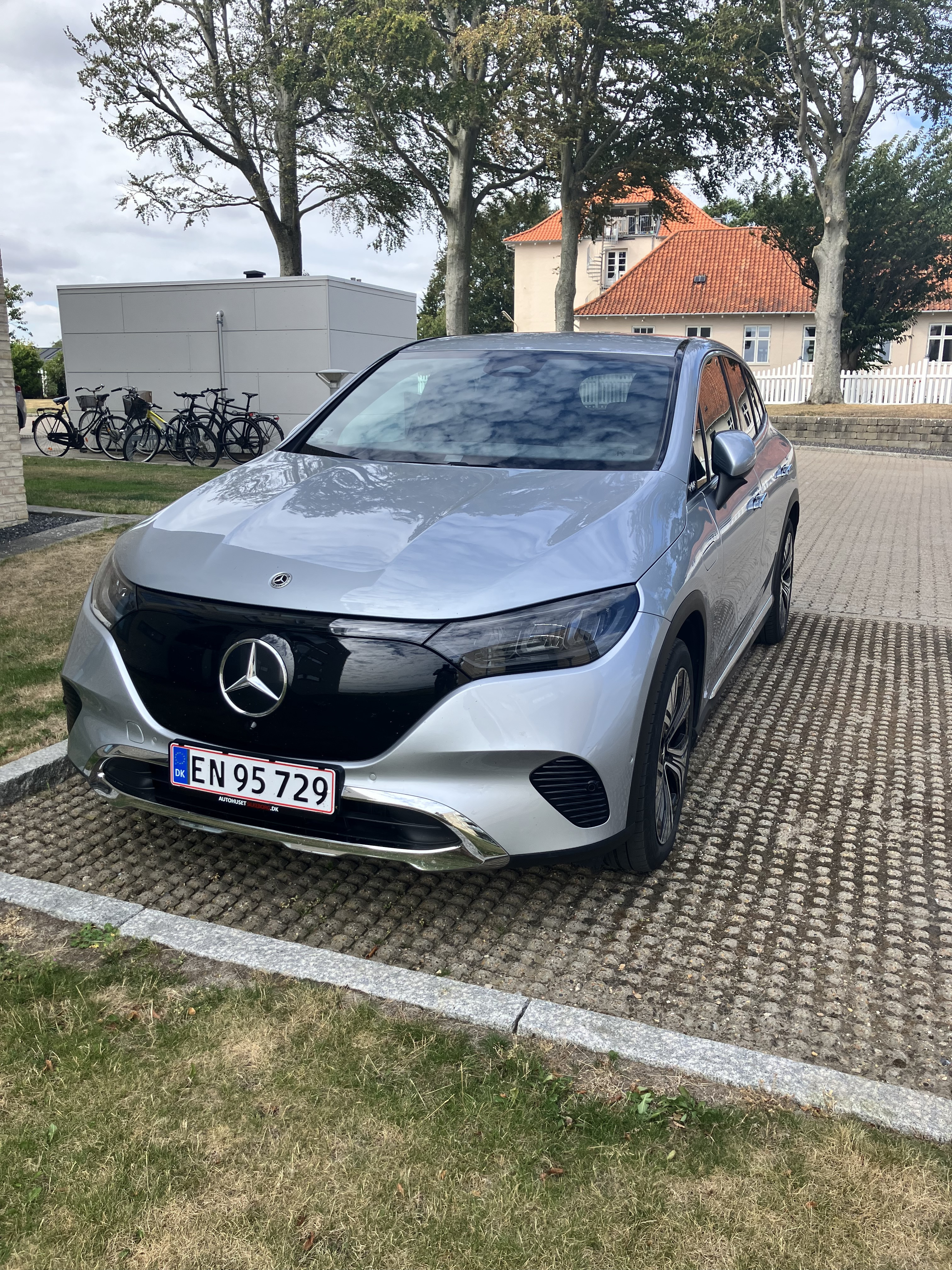 Sølv Mercedes EQE300 SUV fra 2024