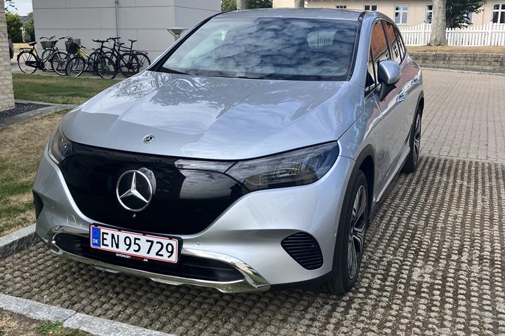 Sølv Mercedes EQE300 SUV fra 2024