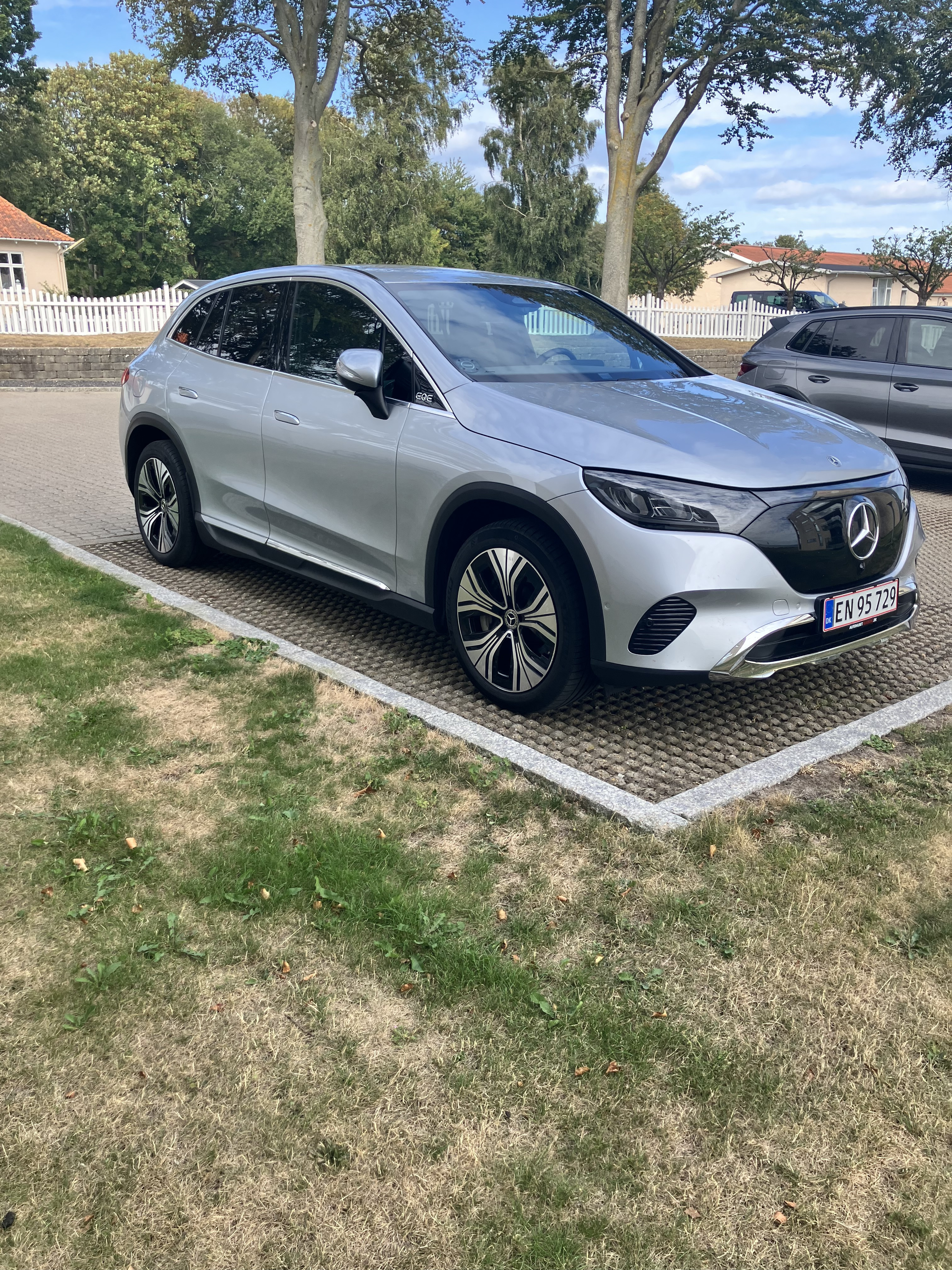 Sølv Mercedes EQE300 SUV fra 2024