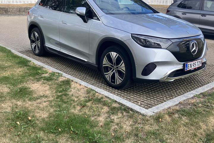 Sølv Mercedes EQE300 SUV fra 2024
