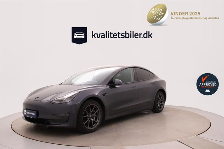 Grå Tesla Model 3 fra 2023