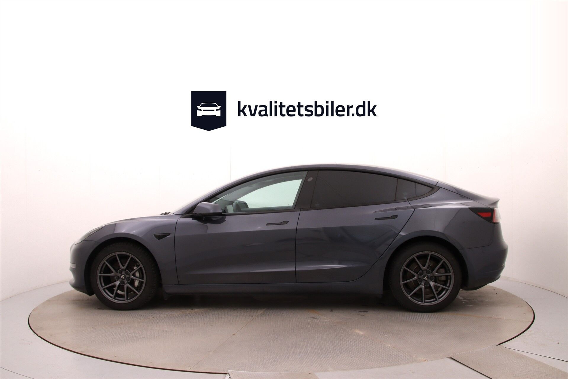 Grå Tesla Model 3 fra 2023