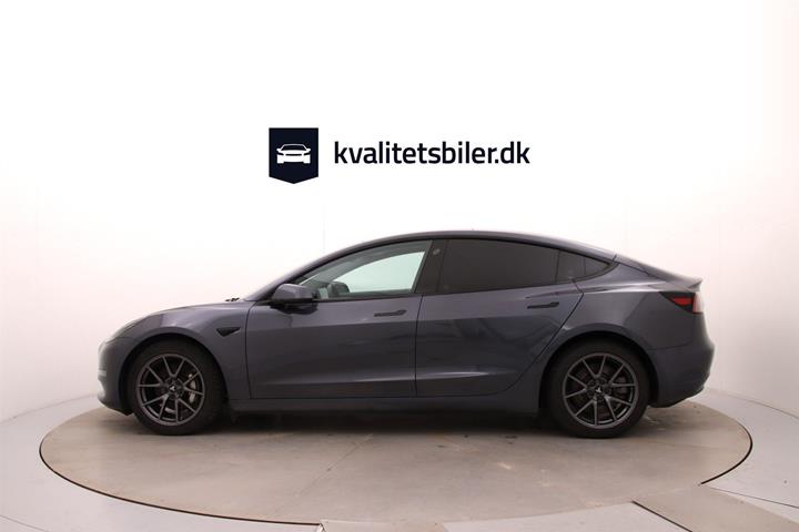 Grå Tesla Model 3 fra 2023