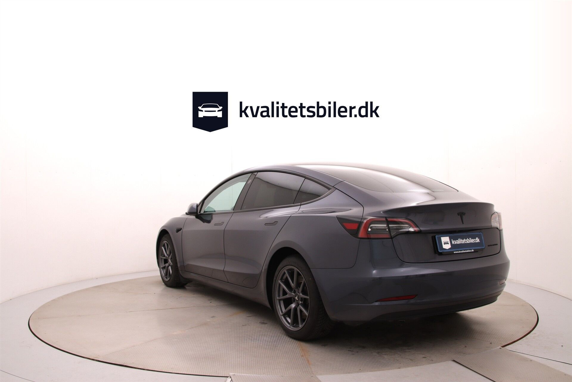 Grå Tesla Model 3 fra 2023
