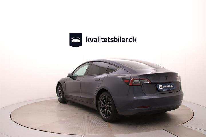 Grå Tesla Model 3 fra 2023