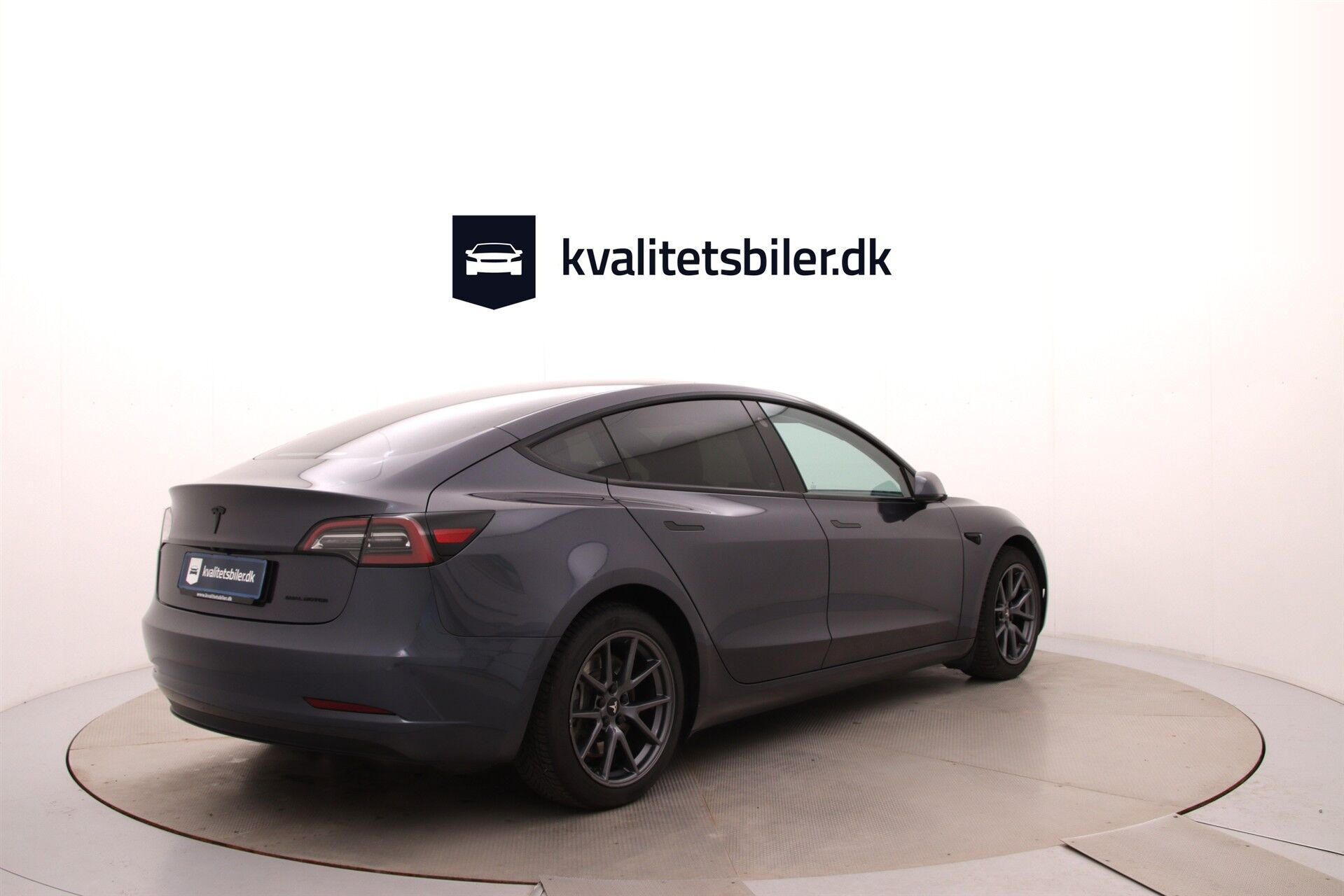 Grå Tesla Model 3 fra 2023