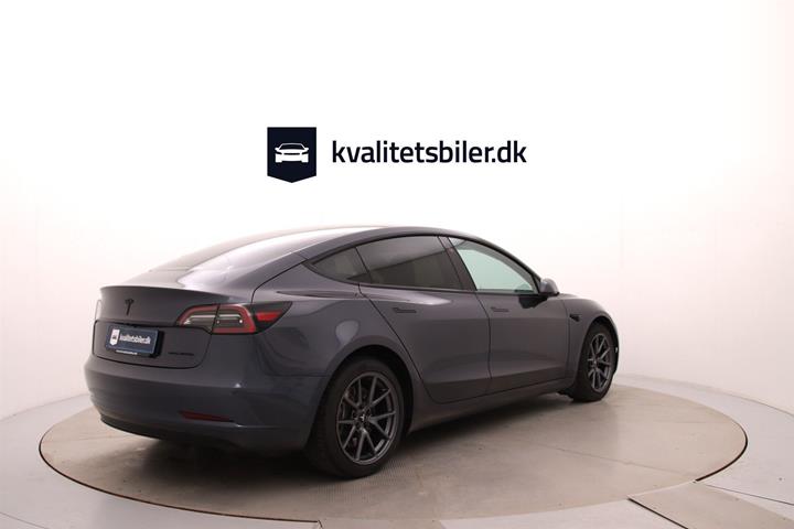 Grå Tesla Model 3 fra 2023