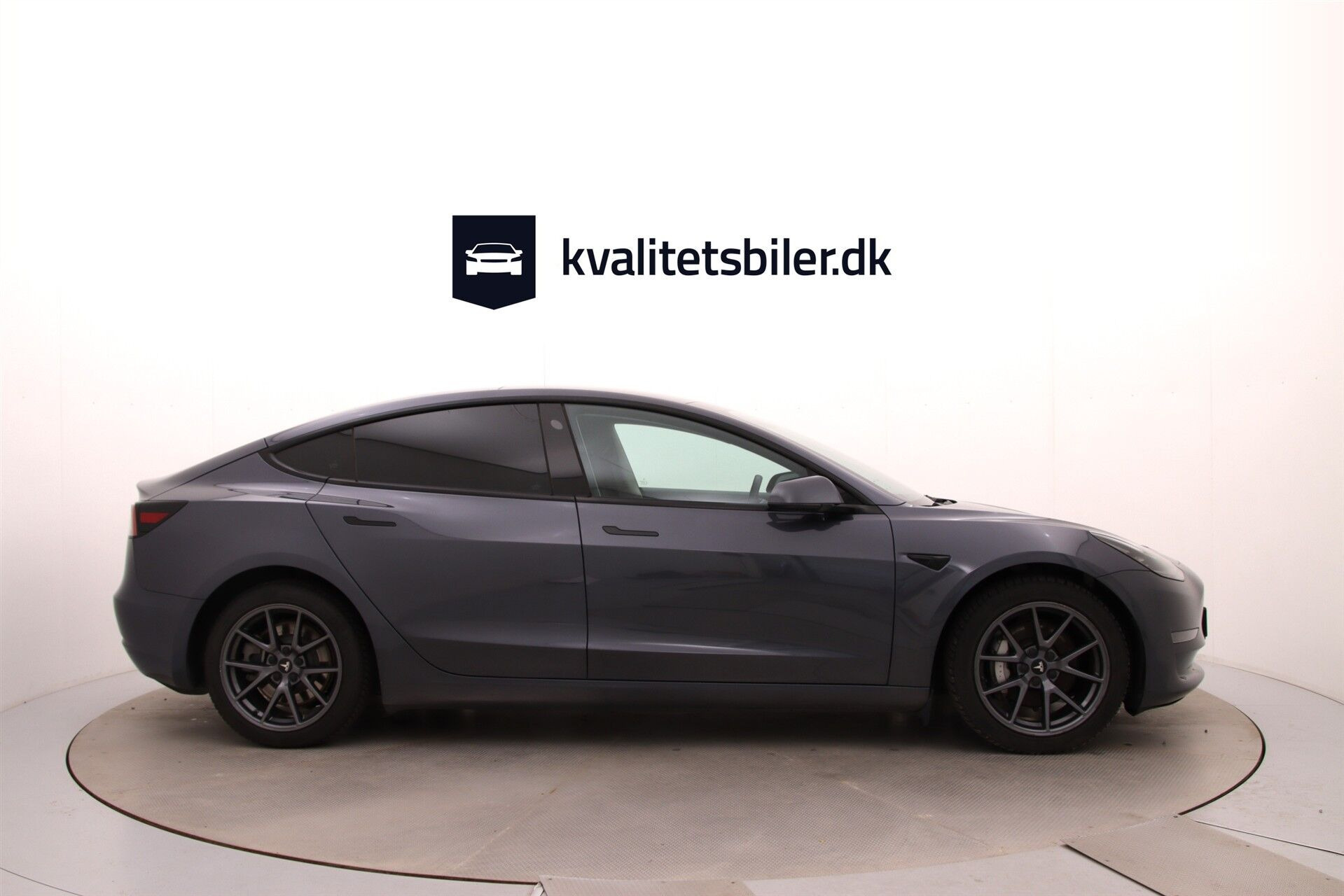 Grå Tesla Model 3 fra 2023
