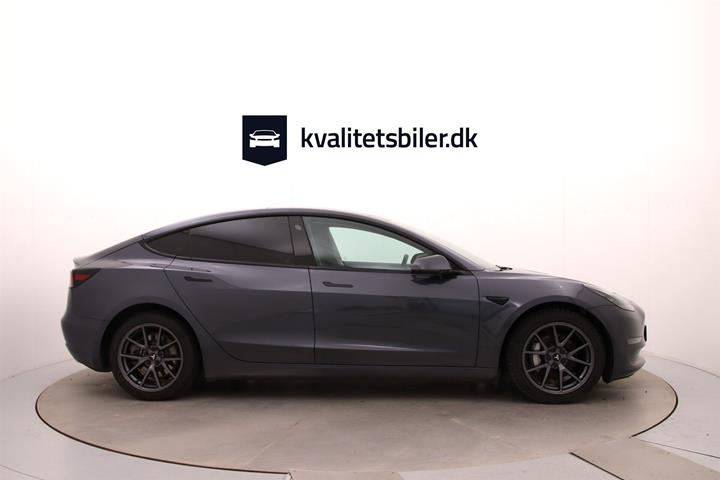 Grå Tesla Model 3 fra 2023